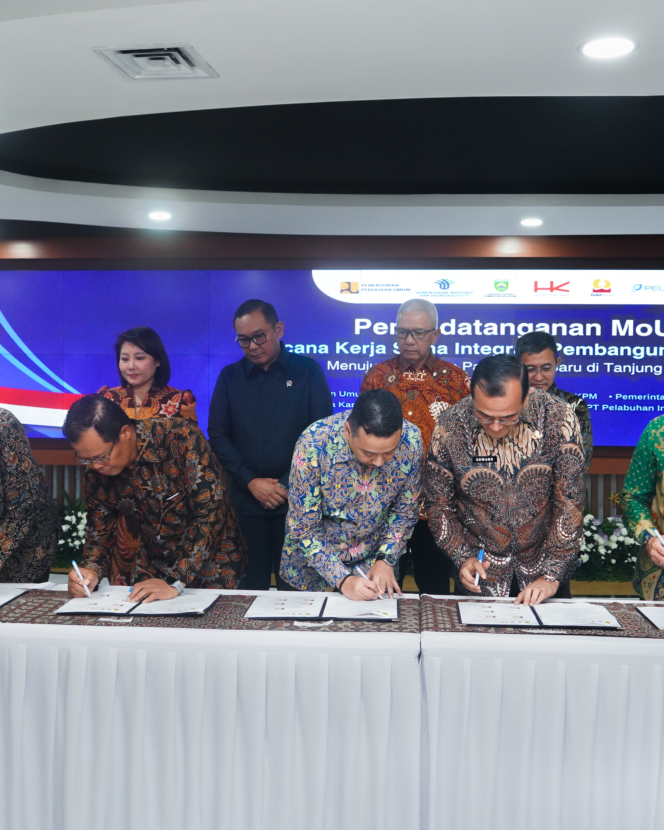 Prosesi penandatanganan Nota Kesepahaman (MoU) rencana kerja sama integrasi pembangunan jalan tol menuju Pelabuhan Tanjung Carat oleh para pimpinan instansi dan BUMN terkait.