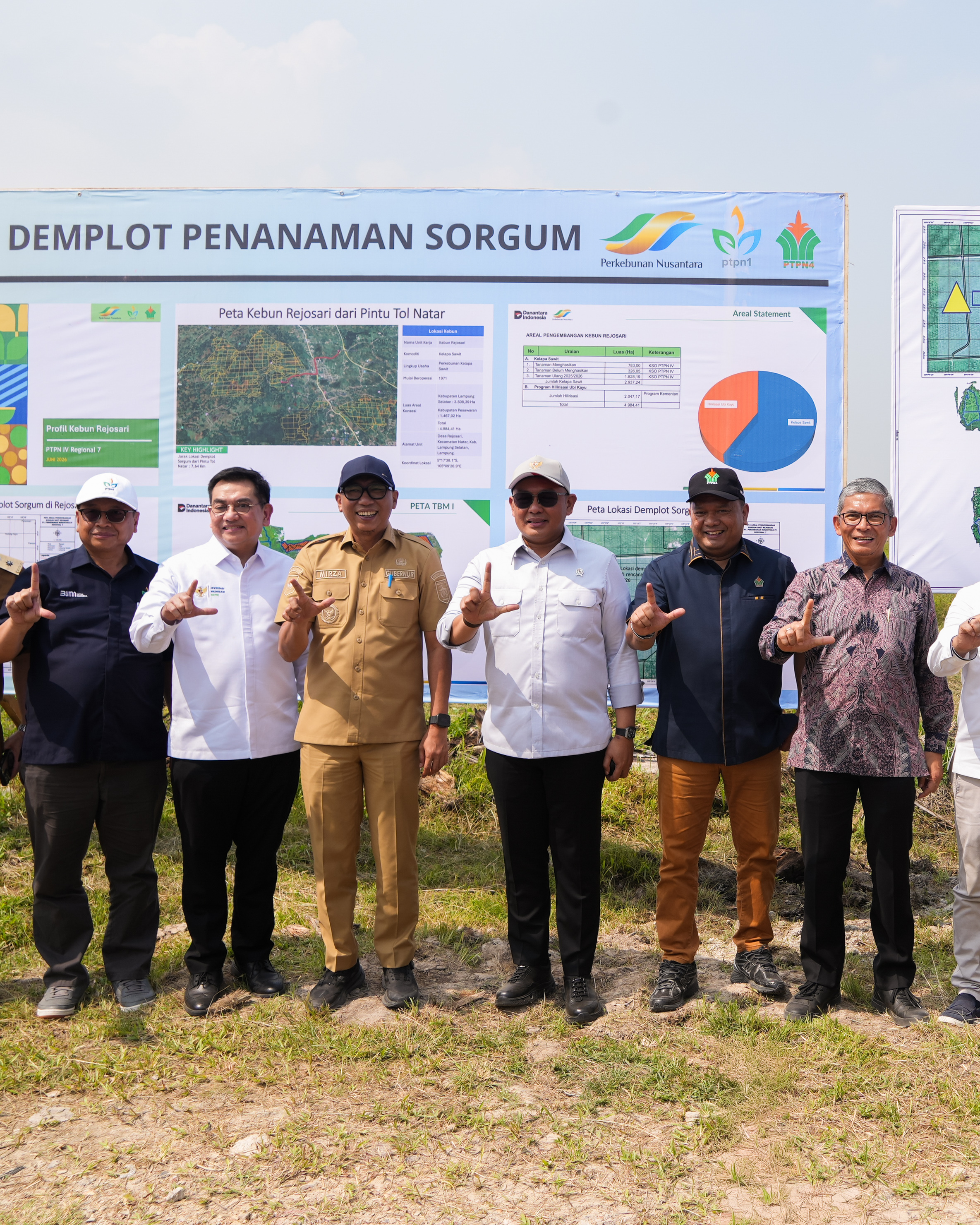 Peninjauan papan rencana teknis dan pemetaan wilayah pengembangan ekosistem bioetanol terintegrasi bersama tim di lapangan.