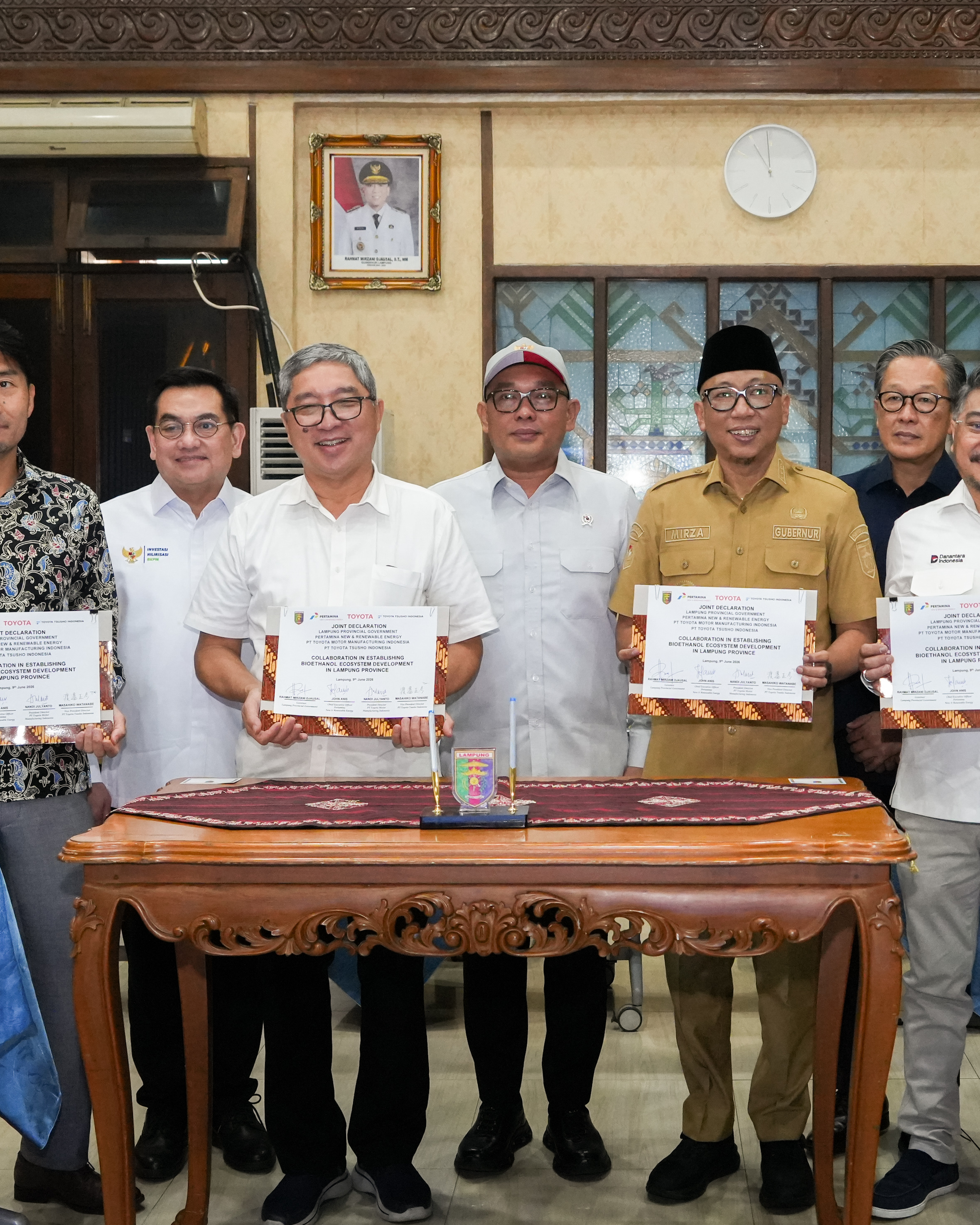 Foto bersama setelah Deklarasi Bersama Kolaborasi dalam Membangun Pengembangan Ekosistem Bioetanol di Provinsi Lampung sebagai bentuk komitmen lintas sektor.