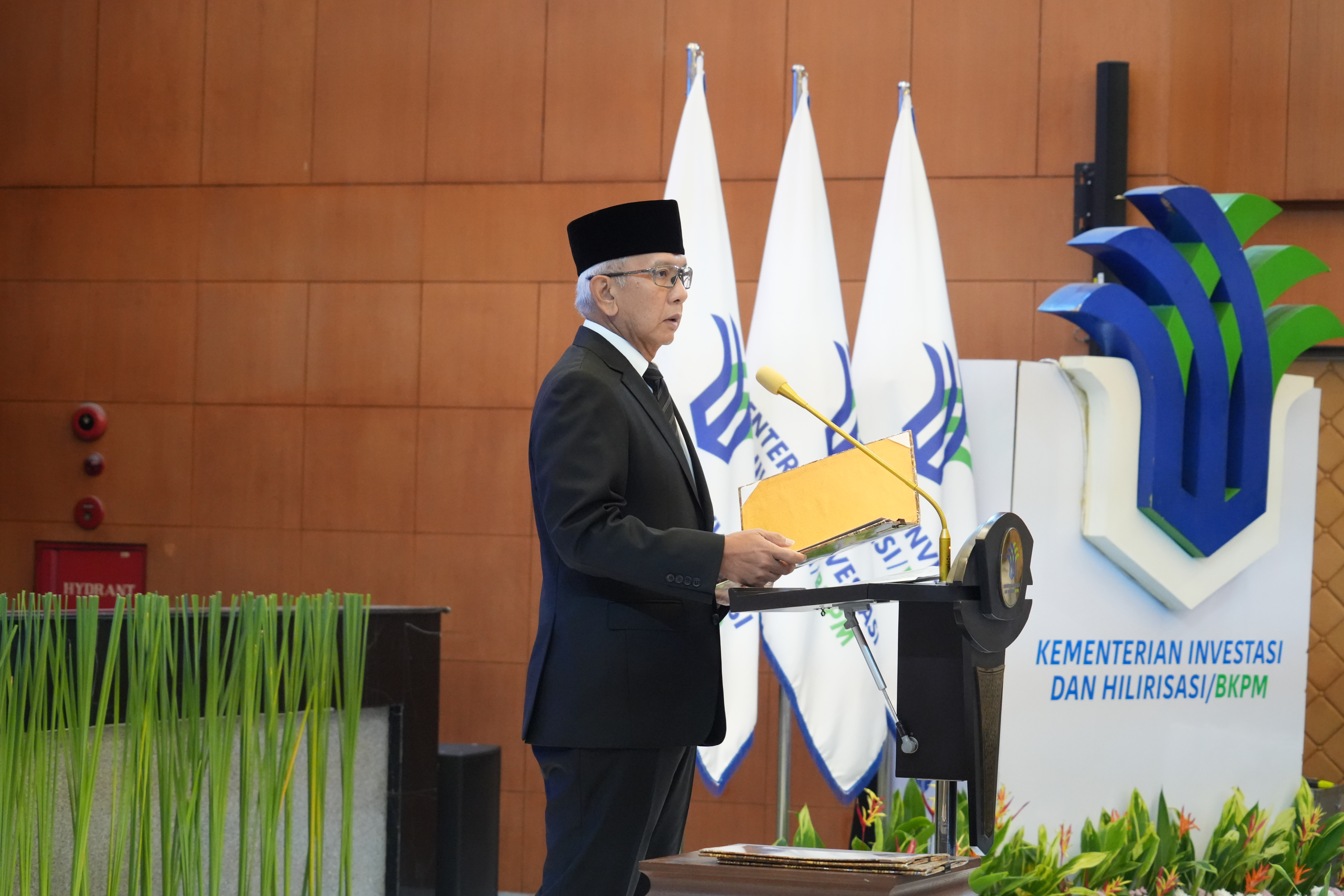 Sekretaris Kementerian/Sekretaris Utama, Rudy Salahuddin, memberikan amanat kepada Pegawai Negeri Sipil yang dilantik