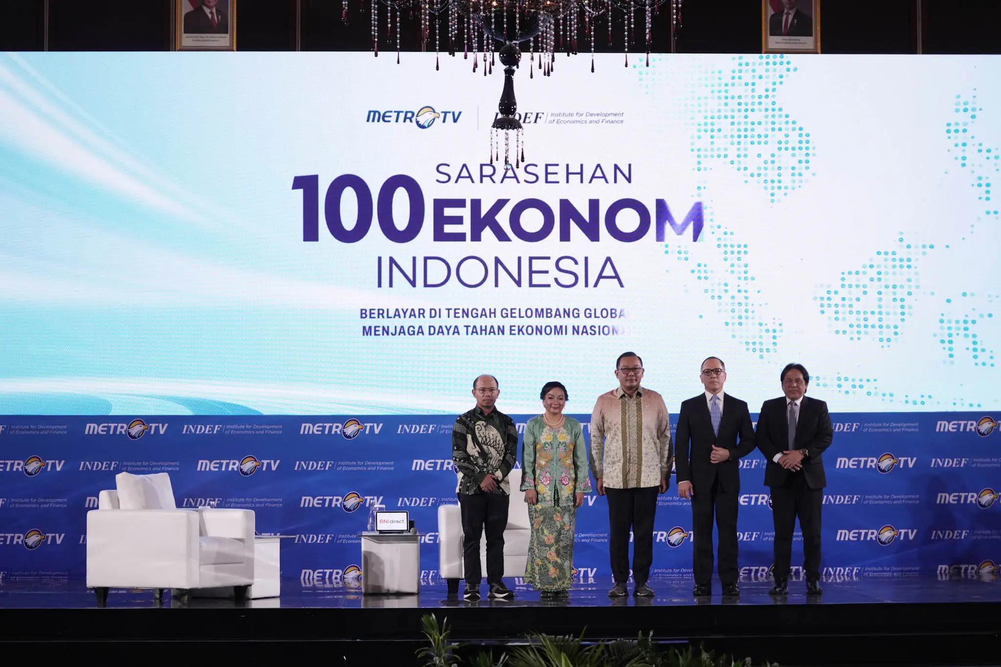 Foto Bersama Para Pembicara di acara Sarasehan 100 Ekonom Indonesia